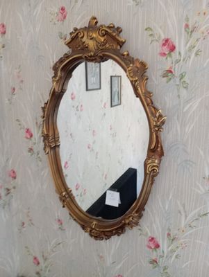 un miroir accroché au mur d'une pièce