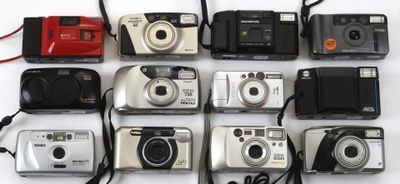 de nombreux modèles d'appareils photo numériques sur la table