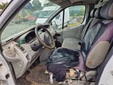 une photo d'une voiture qui a été vandalisée et qui est en cours de réparation