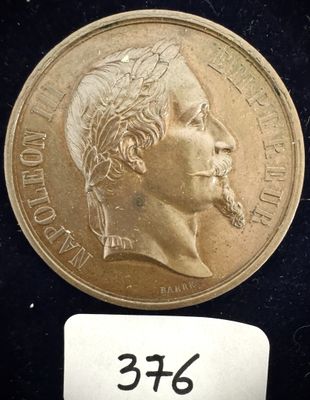 Gros plan sur une pièce de monnaie portant le visage d'un homme