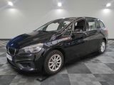 La BMW Tourer est garée sur un sol en carrelage à damier.