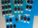 quatre feuilles de papier avec des motifs différents, posées sur une table