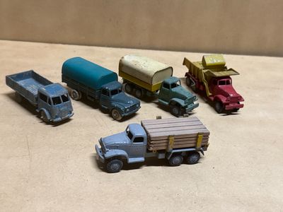 Plusieurs camions miniatures sont alignés sur une table