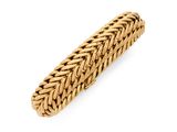 un bracelet en or avec un motif de tresse sur fond blanc