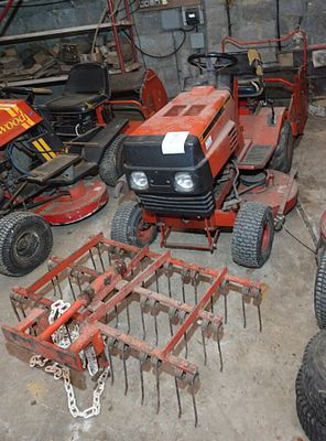 un tracteur et une charrue de tracteur dans un garage