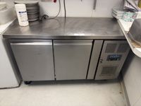 Table réfrigérée inox de marque Polar Refrigeration, 2 porte…