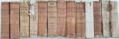 plusieurs vieux livres sont empilés sur une étagère
