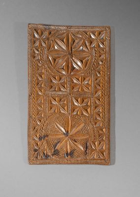 une image représentant une plaque en bois ornée d'un motif