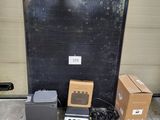 une image représentant une boîte, un haut-parleur et d'autres appareils électroniques posés par terre