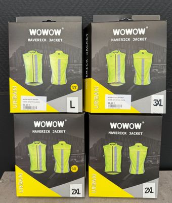trois cartons contenant des gilets jaunes et noirs posés sur une table