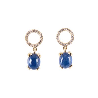 une paire de boucles d'oreilles ornées de pierres bleues et de diamants sur fond blanc
