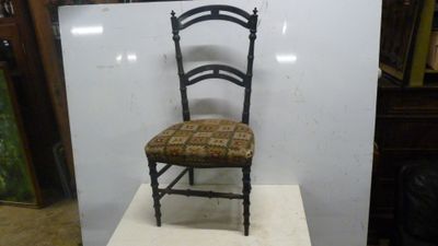 une chaise posée sur un socle dans une pièce