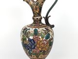 un vase posé sur un support sur une surface blanche