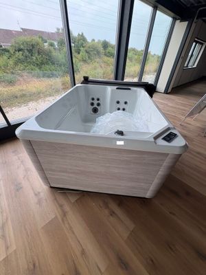 un grand jacuzzi trônant au milieu d'une pièce