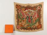 une tapisserie accrochée au mur à côté d'une boîte orange