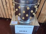 une poubelle en métal posée sur un parquet