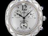 une image d'une montre en gros plan sur fond noir