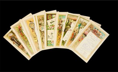 un lot de cartes posées sur une table