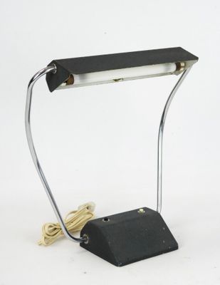 une photo d'une lampe de bureau posée sur une table