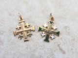deux croix dorées et vertes sont posées sur une table