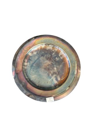 une photo d'une plaque de verre posée sur une surface blanche
