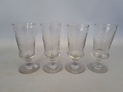 trois verres à vin vides posés sur une table blanche