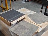 un tas de bois posé sur une table dans un entrepôt