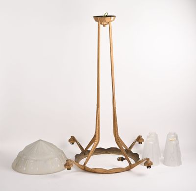 une lampe posée sur une table à côté d'autres objets