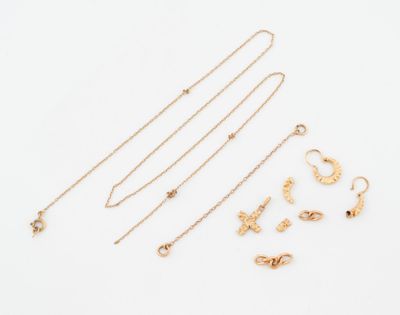 une collection de bijoux en or comprenant un collier, un bracelet et une bague