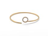 un bracelet en or orné d'un cercle de diamants