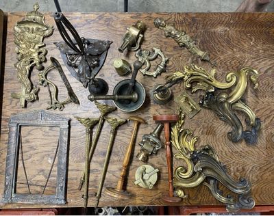 de nombreux objets anciens en laiton posés sur une table en bois