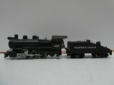 un petit train sur une surface blanche avec un fond blanc