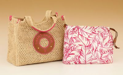 Deux sacs sont posés l'un à côté de l'autre sur une table