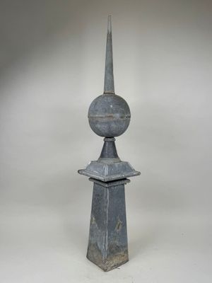 une image représentant une sculpture représentant une tour surmontée d'une boule