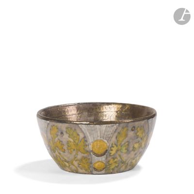 une image représentant un bol en argent orné de fleurs jaunes