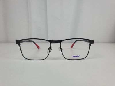 une paire de lunettes posée sur une table blanche