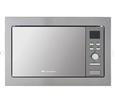 four à micro-ondes argenté avec commandes électroniques sur fond blanc
