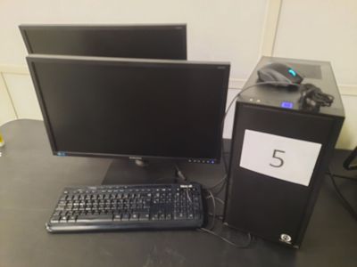 un bureau d'ordinateur avec deux écrans et un clavier