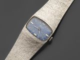 Gros plan sur une montre-bracelet à cadran bleu