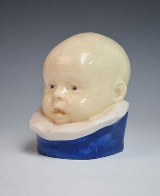 figurine en porcelaine représentant un bébé dans un bol bleu et blanc