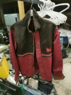 une veste suspendue à un porte-manteau dans un garage