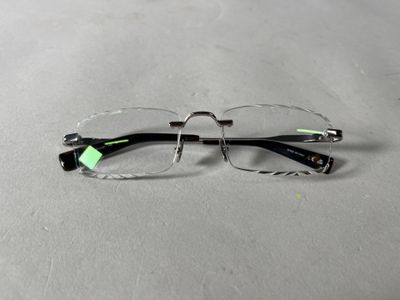 une paire de lunettes posée sur une surface blanche