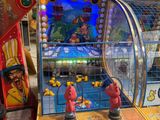 deux bornes d'arcade qui se trouvent dans un bâtiment