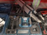 une boîte à outils bleue remplie d'outils et d'autres objets