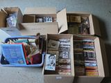 Plusieurs cartons remplis de livres sont empilés les uns sur les autres par terre