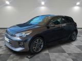 une voiture grise garée dans un garage au sol carrelé