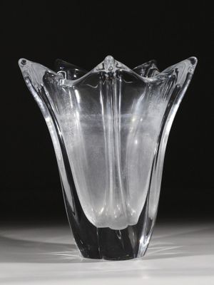 une photo d'un vase en verre transparent posé sur une table