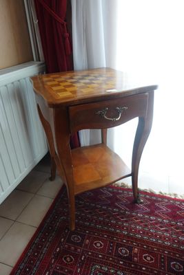 une petite table sur laquelle est posé un échiquier
