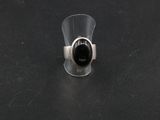 un gros plan d'une bague contenant une pierre noire