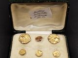 une petite boîte contenant des pièces d'or